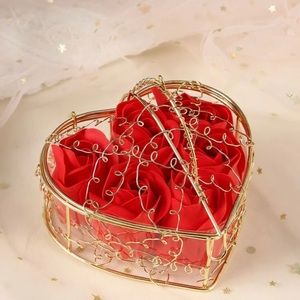 6pcs Artificial Rose& 1pcs Heart shaped box